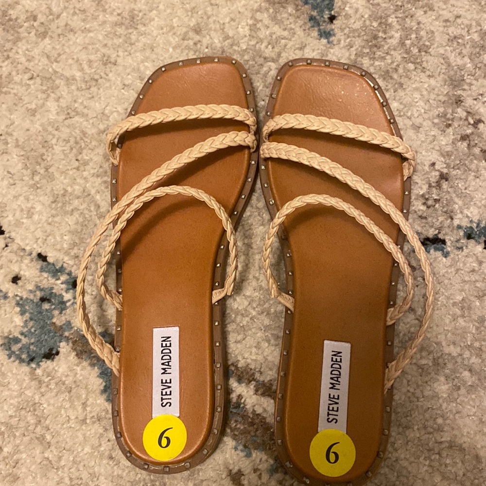 NEVER WORN Steve Madden Sandals